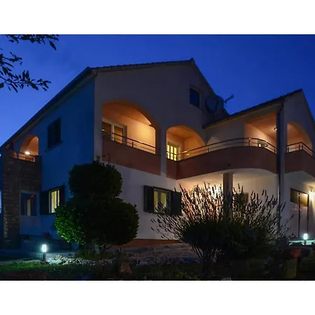 2 Bedroom Stunning In *